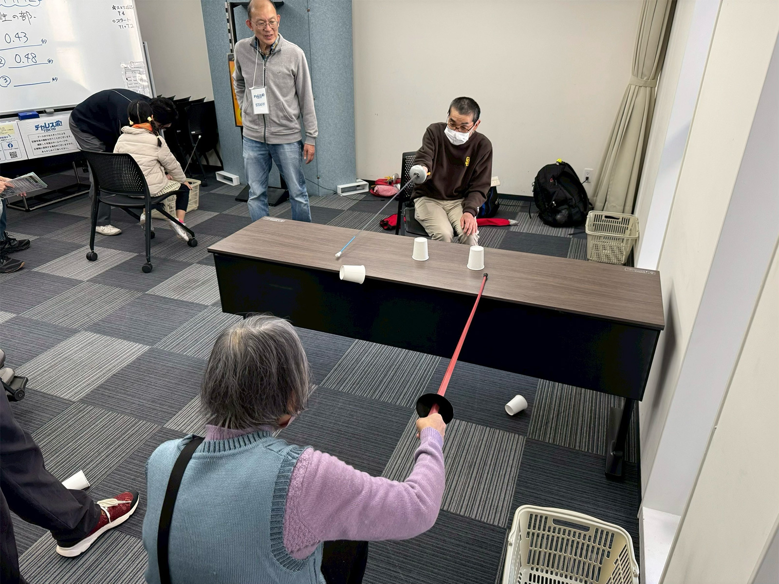 紙コップ落とし体験