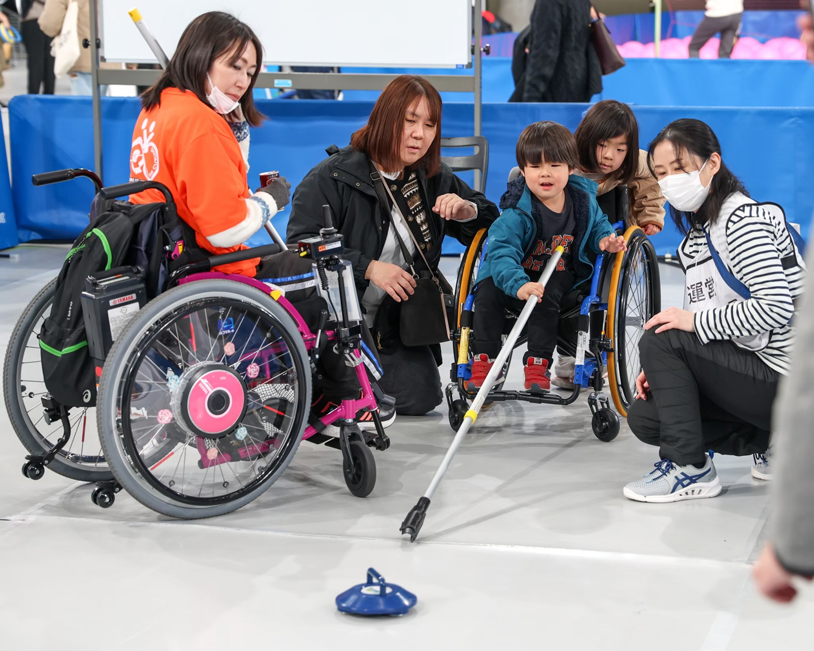 車いすカーリング体験