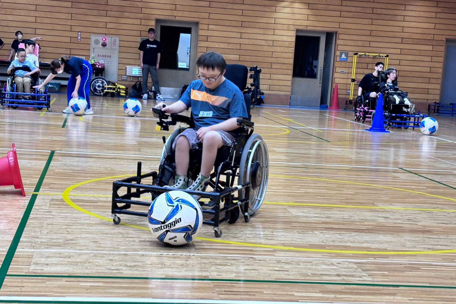 画像:電動車椅子サッカー体験