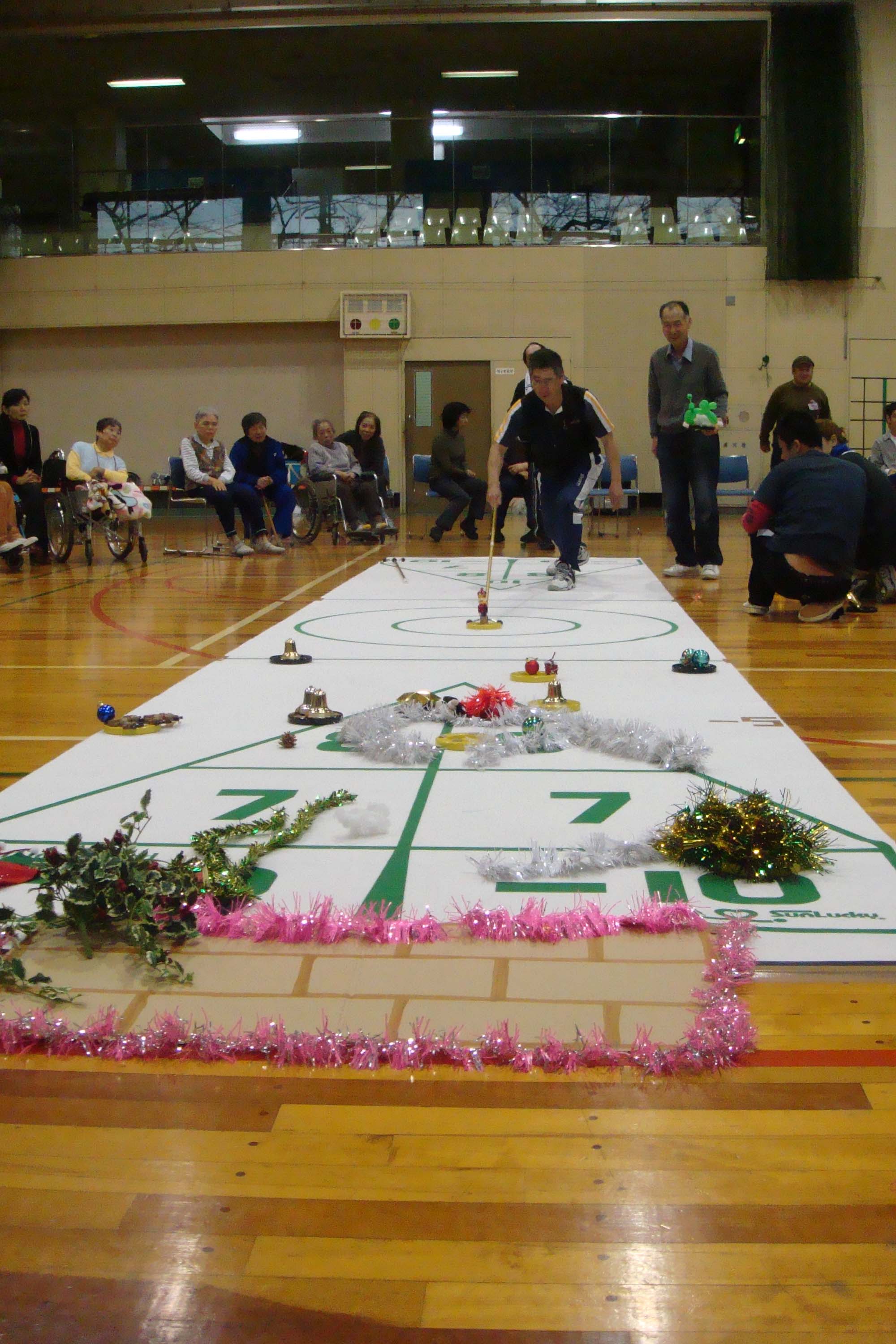 レクリエーションスポーツ教室より・・・本日はシャフルボード!! DSC03308 - レクリエーションスポーツ教室より・・・本日はシャフルボード!!