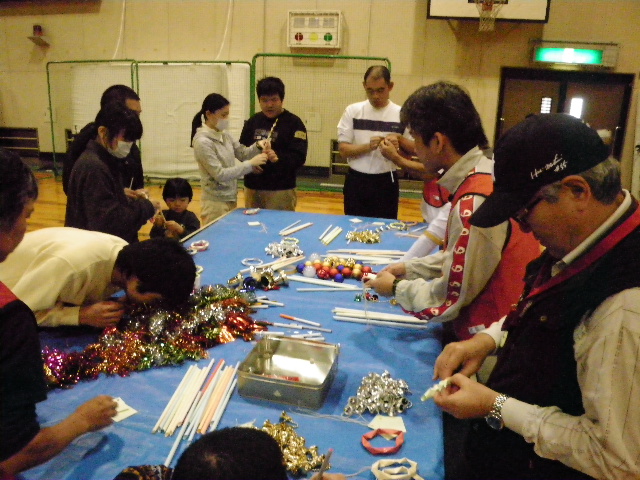 日曜広場より ・・・本日はクリスマスツリーの飾りつけしました。 IMGP1599 - 日曜広場より ・・・本日はクリスマスツリーの飾りつけしました。