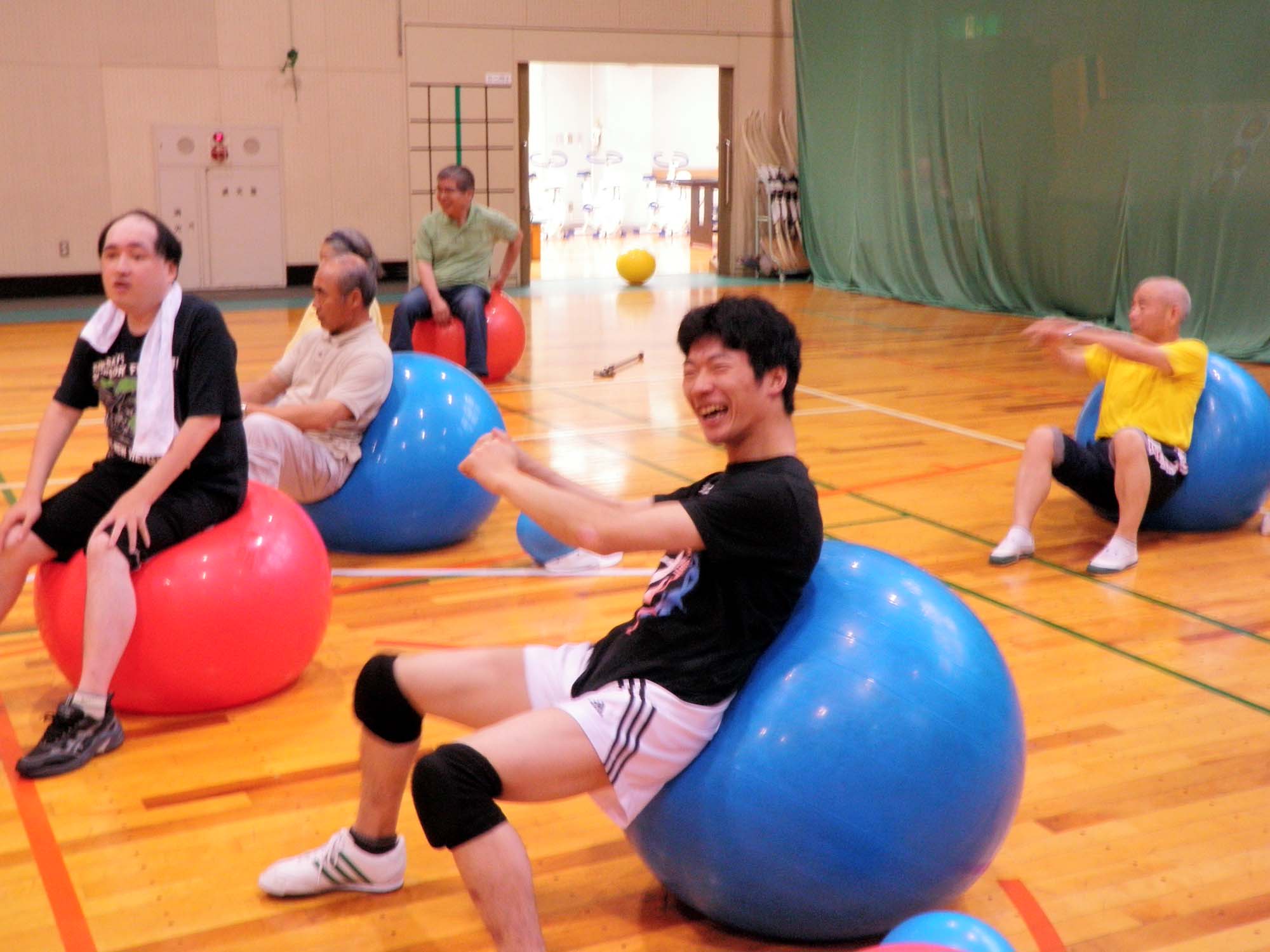 バランスボール教室より ・・・八木先生と楽しく行っています。 P7060318 - バランスボール教室より ・・・八木先生と楽しく行っています。