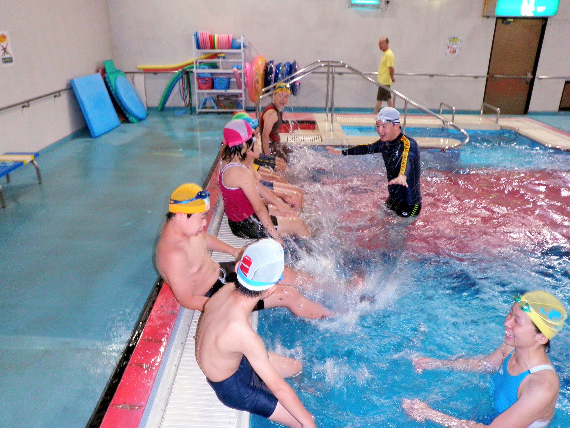 P7110323 - 都障水連による水泳教室より　・・・共催でおこなっています。